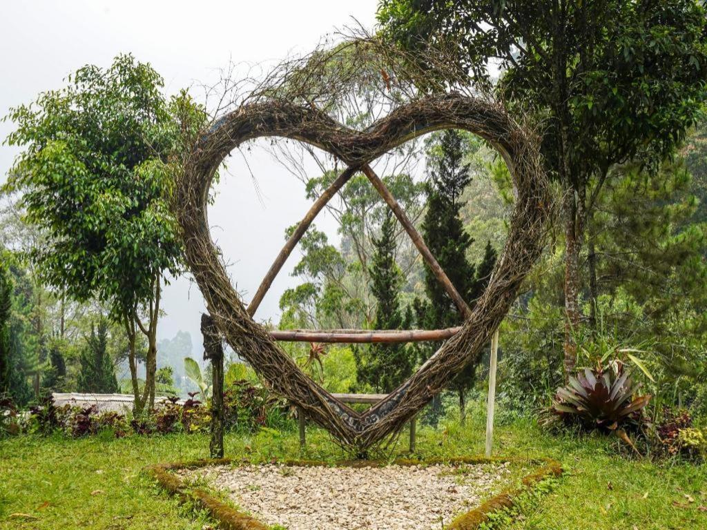 Oyo Homes 90915 Eco Tourism Desa Cihanjuang Rahayu Ciwangun Indah Camp Villas Bongkar Exterior foto